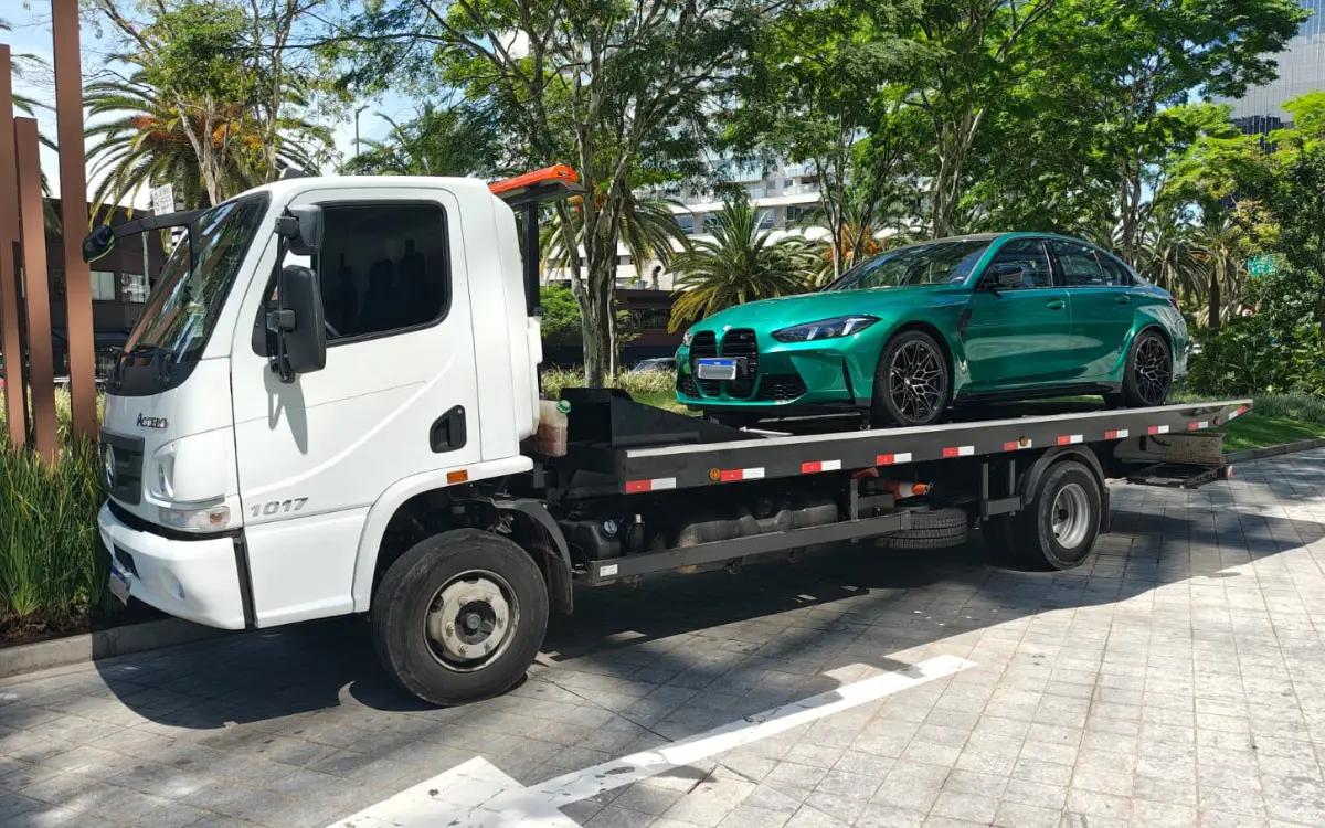 reboque de carro de luxo